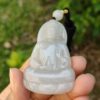 Una mano sosteniendo un colgante de jade.