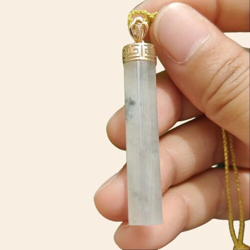 una mano sosteniendo un collar