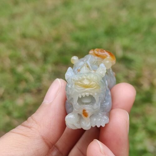 Una mano sosteniendo un pequeño animal de piedra.