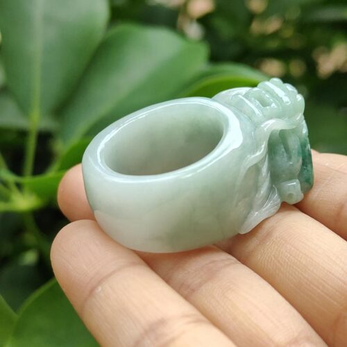 một bàn tay cầm một chiếc nhẫn ngọc bích