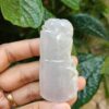 Una mano sosteniendo un objeto de jade blanco.
