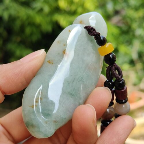 una mano sosteniendo una cuenta de jade