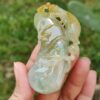 Una mano sosteniendo un objeto de jade.