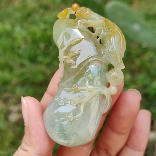 Una mano sosteniendo un objeto de jade.