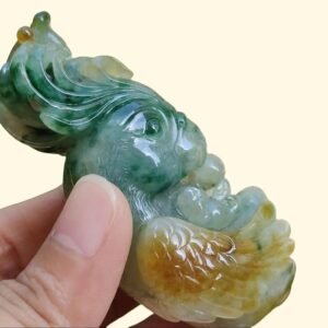 Una mano sosteniendo una estatua de jade