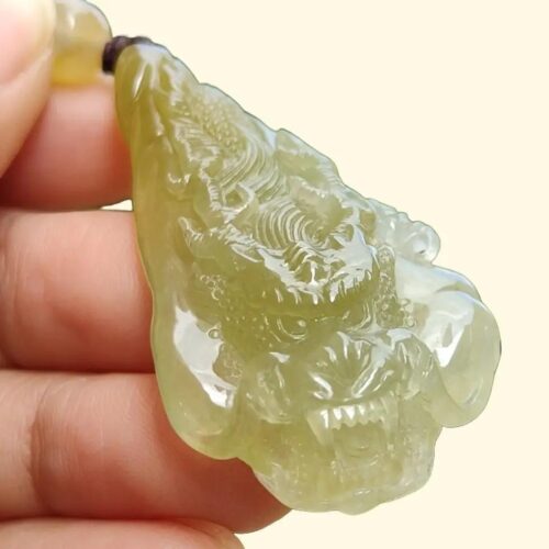 翡翠のペンダントを持つ手
