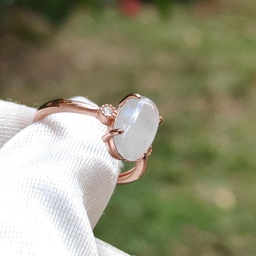 一只手拿着一枚戒指