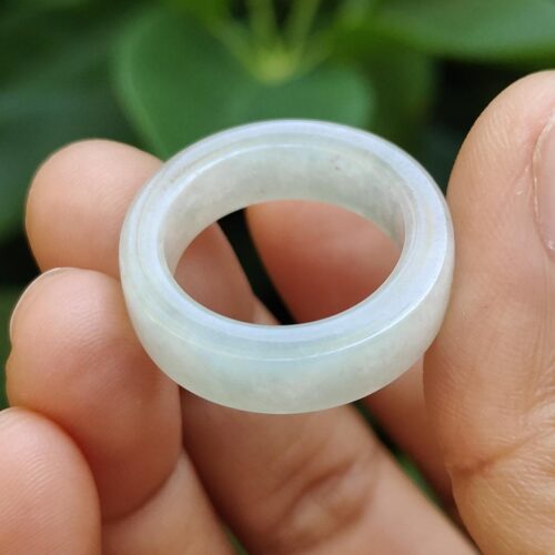 एक हाथ में सफ़ेद अंगूठी पकड़े हुए