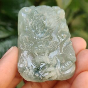 Una mano sosteniendo un objeto de jade.