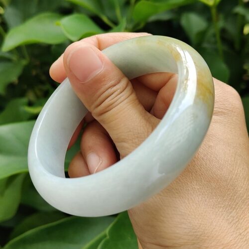 एक हाथ में जेड की अंगूठी