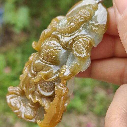 Una mano sosteniendo un colgante de jade.