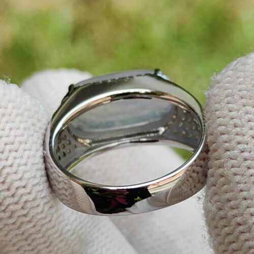 une main tenant une bague
