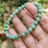 una mano sosteniendo una pulsera
