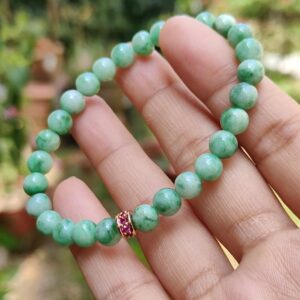 una mano sosteniendo una pulsera