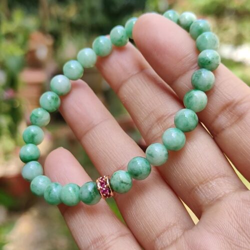 una mano sosteniendo una pulsera