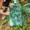 Una mano sosteniendo un colgante de jade.