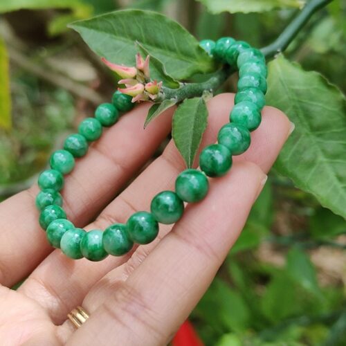 ஒரு கை வளையலைப் பிடித்திருக்கிறது