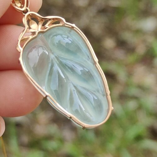 une main tenant un collier