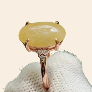 sebuah cincin dengan batu kuning di atasnya