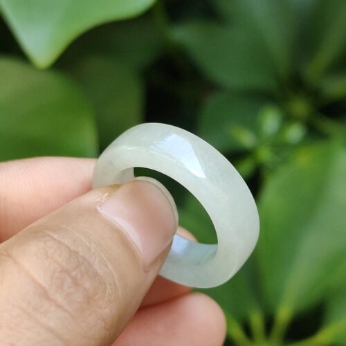 अंगूठी पकड़े हुए एक व्यक्ति