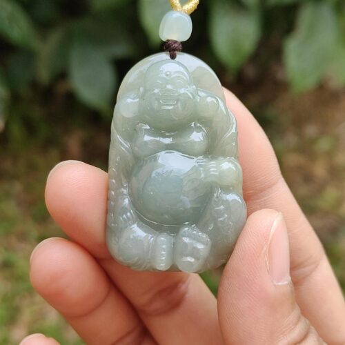 Una mano sosteniendo un colgante de jade.