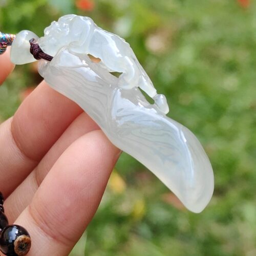 一只手握着玉坠