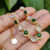 một bàn tay đang cầm một chiếc vòng tay