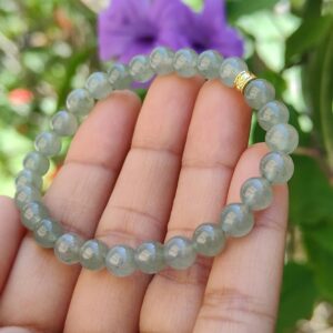 una mano sosteniendo una pulsera