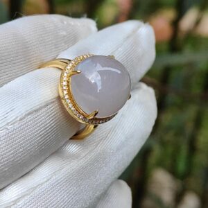 Una mano que lleva una mano enguantada sosteniendo un anillo