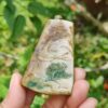 una mano sosteniendo un objeto de piedra