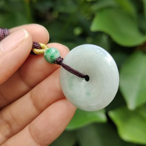 une main tenant un collier