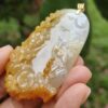 Una mano sosteniendo un colgante de jade.