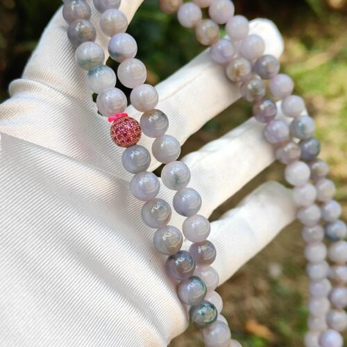 கழுத்தணியை வைத்திருக்கும் ஒரு கை