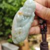 Una mano sosteniendo un objeto de jade.