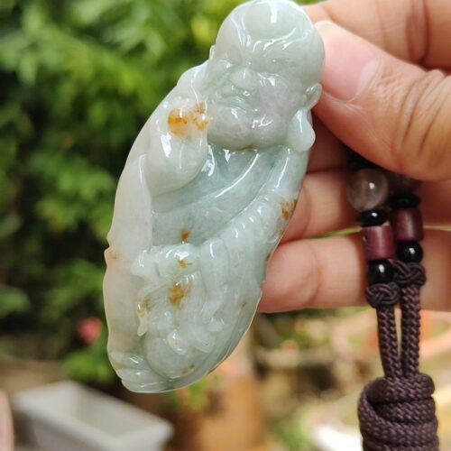 Una mano sosteniendo un objeto de jade.