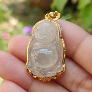 một bàn tay cầm một mặt dây chuyền ngọc bích