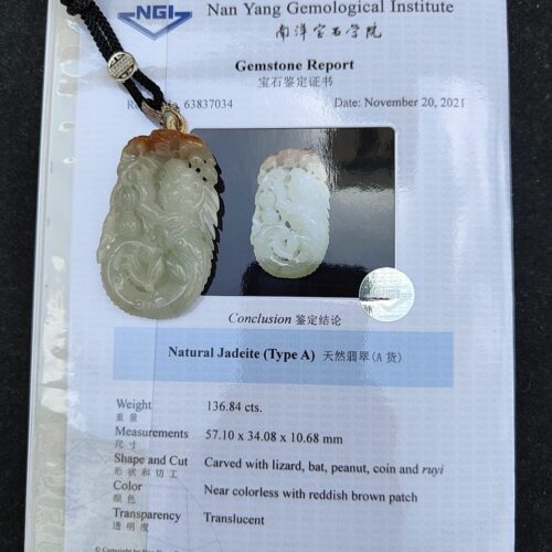 liontin giok pada tali hitam