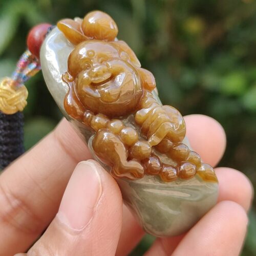 Una mano sosteniendo un colgante de jade.