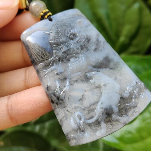 एक हाथ में हार पकड़े हुए