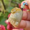 Una mano sosteniendo un colgante de jade.