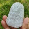 彫刻された石を持つ手