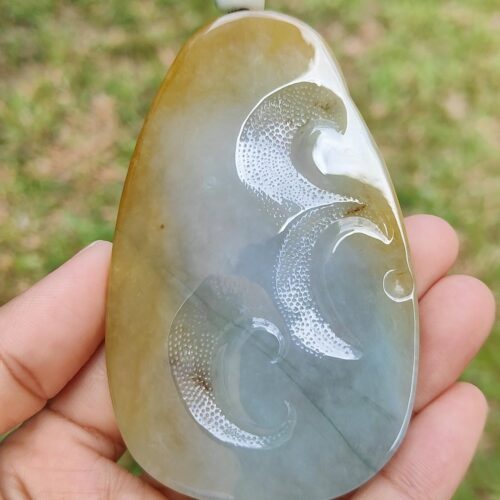 une main tenant une pierre