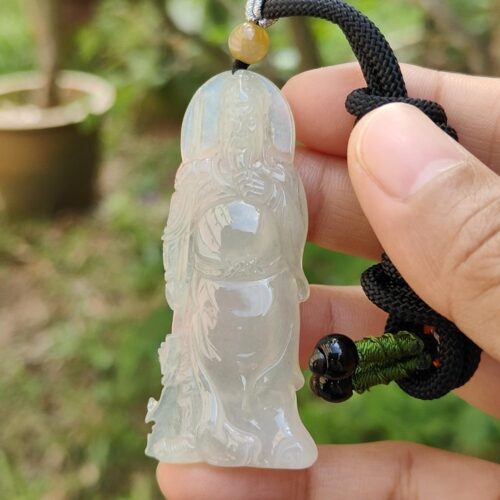 翡翠のペンダントを持つ手