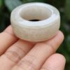 tangan memegang cincin