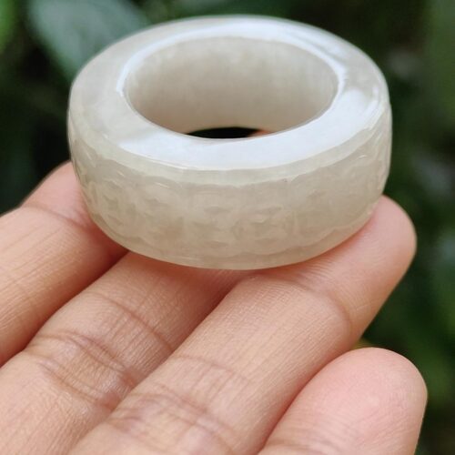 tangan memegang cincin