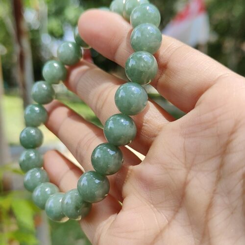 一只手拿着手镯