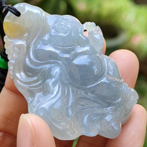 một bàn tay cầm một mặt dây chuyền ngọc bích