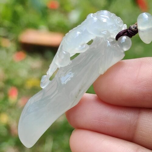 一只手拿着一条白玉项链