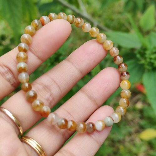 ஒரு கை வளையலைப் பிடித்திருக்கிறது