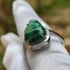 jari dengan cincin di atasnya